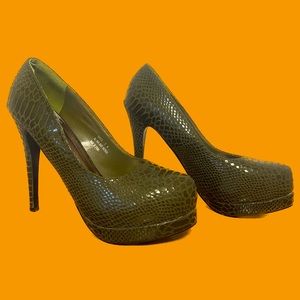 Shoedazzle
Size: 9
Olive green snake skin platform heels
5”